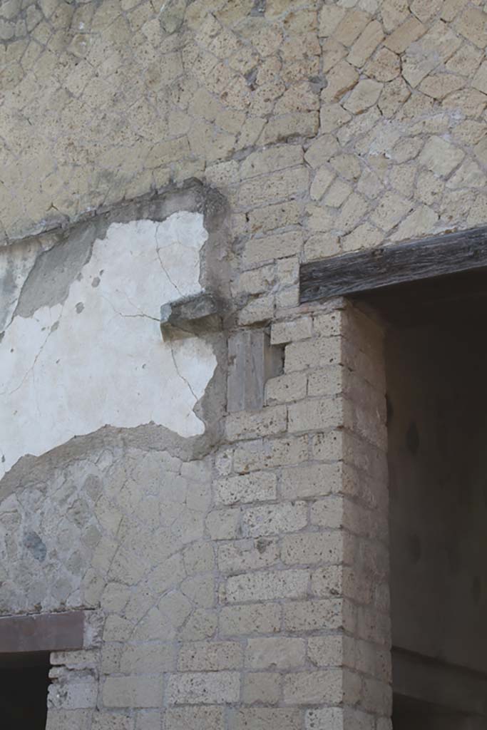 V.35 Herculaneum. March 2014. Courtyard 12. Upper west wall on north side of window.
Foto Annette Haug, ERC Grant 681269 DÉCOR